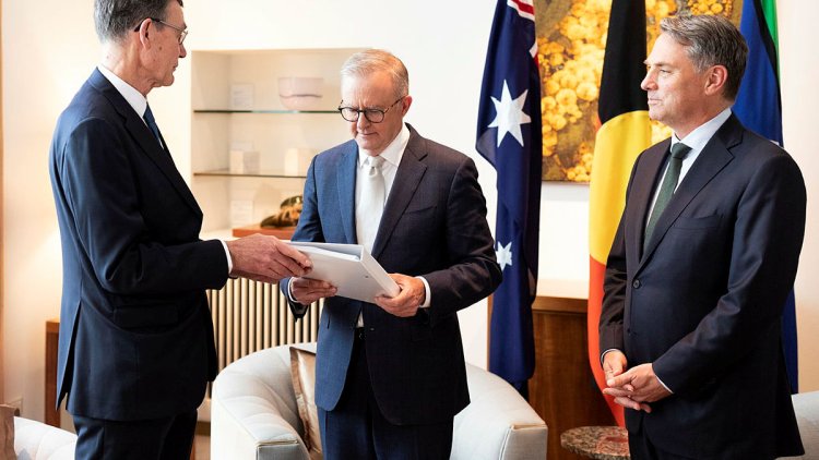 Three figures including the Prime Minister and Deputy Prime Minister posing for a photo in mid conversation